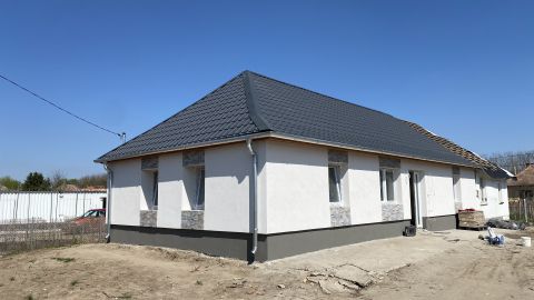 Eladó Ház 2764 Tápióbicske Igényesen felújított ikerházfél központhoz közel