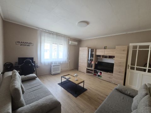 Eladó Lakás 1047 Budapest 4. kerület Felújított 40 m2-es garzon, 50 m2-es kertrésszel,tárolóval