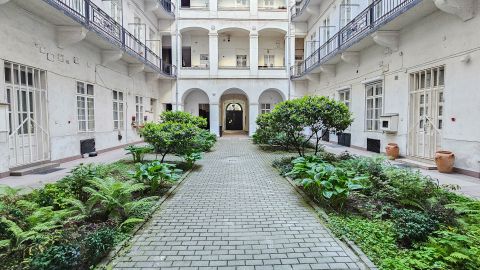 Eladó Lakás 1051 Budapest 5. kerület , SZABADSÁG térnél - kertre néző, 3 szobás lakás !