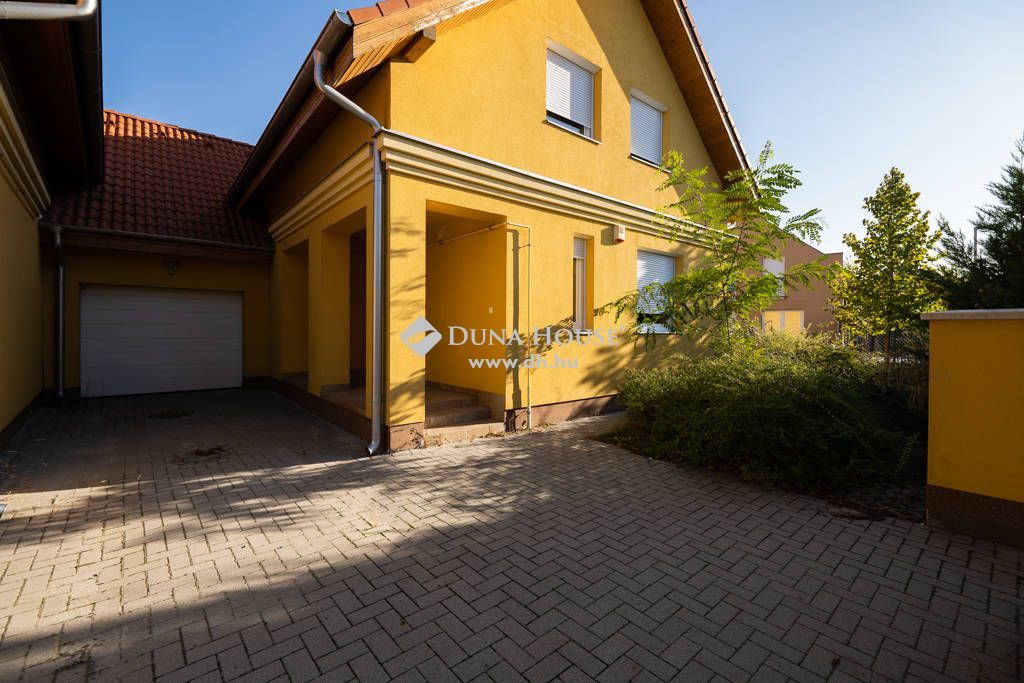 6000 Kecskemét , Kiadó nappali+5 szobás sorház, garázzsal — 1/25