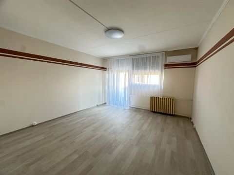 Eladó Lakás 2750 Nagykőrös Bárány utcai lakótelepen 2+félszobás, erkályes lakás