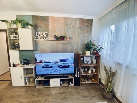 Eladó Lakás 6000 Kecskemét Belváros szélén felújított 1.emeleti lakás