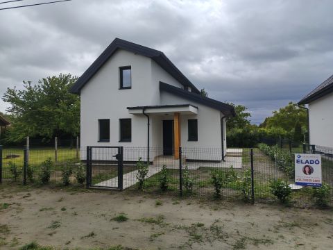 Eladó Ház 8648 Balatonkeresztúr , Hullám utcai strandtól 10 percre újépítésű nyaraló (B)