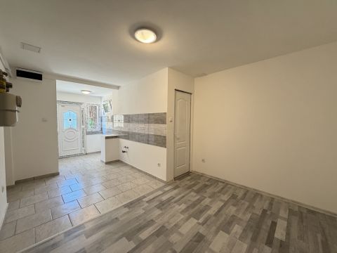 Eladó Lakás 1212 Budapest 21. kerület , Felújított, két szoba, nappali, azonnal költözhető