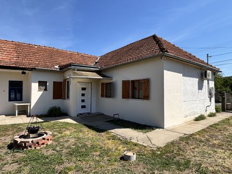 Eladó Ház 3063 Jobbágyi , Aszfaltozott csendes utca