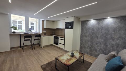 Eladó Lakás 1071 Budapest 7. kerület Damjanich utcában felújított belső két szintes lakás