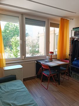 Eladó Lakás 1083 Budapest 8. kerület , Zöldre néző, felújított garzon a megújult Losonci téren