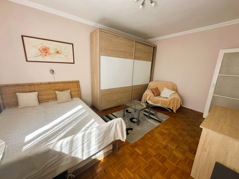 Kiadó Lakás 6000 Kecskemét Belvárosi BÚTOROZOTT,rendezett kis garzon Kiadó