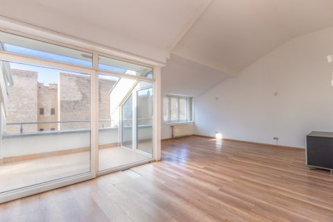 Eladó Lakás 1073 Budapest 7. kerület 4. emeleti , kis utcára néző nagy teraszos lakás a körúton!