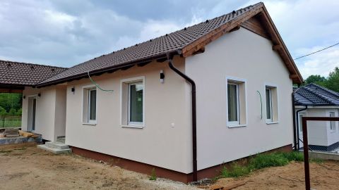 Eladó Ház 2113 Erdőkertes Újépítésű kétszintes otthon