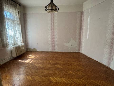 Eladó Lakás 7624 Pécs , Egyetemváros szívében eladó polgári típusú földszinti lakás!