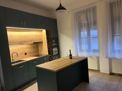 Eladó Lakás 8000 Székesfehérvár , Belváros