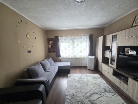 Eladó Ház 2510 Dorog 130 m2 telek, 2  külön nyíló szoba , garázs, pince, kert