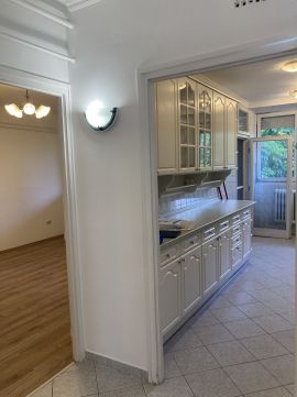 Eladó Lakás 6000 Kecskemét , Belvárosi rendezett, nagy lakás, parkos környezetben ELADÓ!