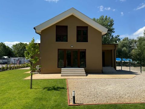 Kiadó Ház 6000 Kecskemét Irodának, rendelőnek vagy szolgáltató központnak is kiváló