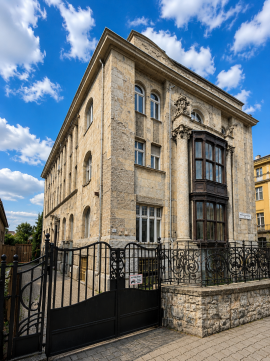 Eladó Lakás 1068 Budapest 6. kerület , VI. Hősök terénél 59nm-es félszuterén lakóingatlan