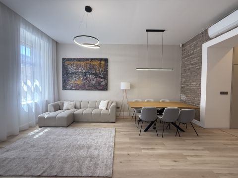 Eladó Lakás 1023 Budapest 2. kerület , Mecset utcában-igényesen felújított, elegáns, világos lakás