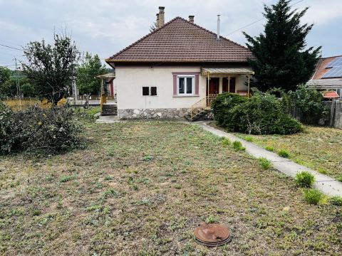Eladó Ház 2242 Sülysáp Központban eladó, 3 szobás, masszív, tégla kádár-kocka!
