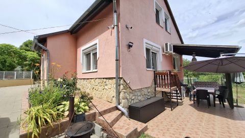 Eladó Ház 2184 Vácegres , Tágas családi ház medencével és nagy méretű garázzsal