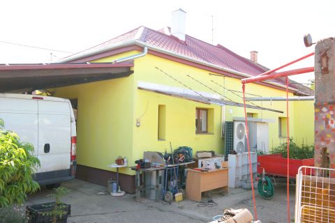 Eladó Ház 6727 Szeged , Petőfitelep: szigetelt ház napelemmel, hőszivattyús fűtéssel
