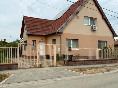 Eladó Ház 1213 Budapest 21. kerület , 3 szobás családi ház nagy kerttel Csepel-Királyerdőn