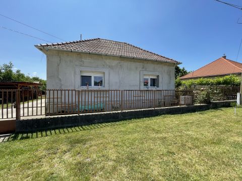 Eladó Ház 3063 Jobbágyi , Csendes, aszfaltozott utca