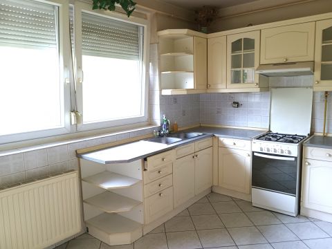 Eladó Lakás 4028 Debrecen , A Nagyerdőalja csendes, ősfás utcájában