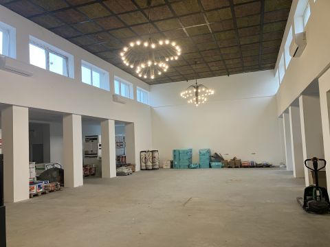Eladó Üzlethelyiség 1106 Budapest 10. kerület , Galériázható Bemutató terem!