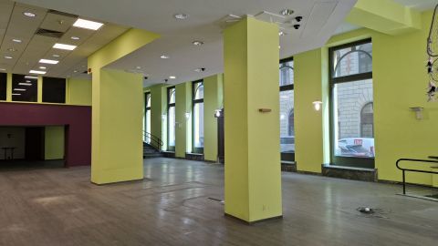 Kiadó Üzlethelyiség 1085 Budapest 8. kerület , KIADÓ üzlethelyiség UTCAFRONTI PORTÁLLAL a Rákóczi térnél