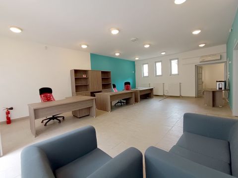 Eladó Üzlethelyiség 6000 Kecskemét , Belvárosi 100 nm-es, vitrines üzlethelyiség 