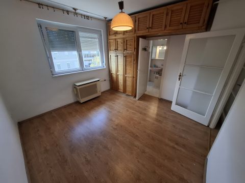 Eladó Lakás 6100 Kiskunfélegyháza , Kétszobás, erkélyes téglalakás a Kossuth utca mellett