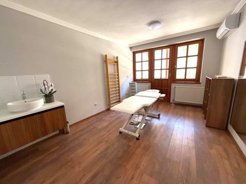 Kiadó Üzlethelyiség 6000 Kecskemét , Belvárosi, földszinti, 2 szobás üzlet/iroda autóbeállóval