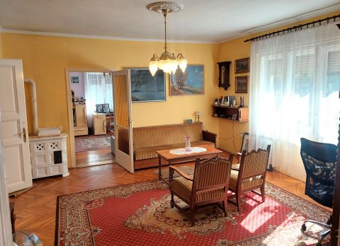 Eladó Ház 7400 Kaposvár *** Szent Imre utca, nappali + 4 szobás családi ház