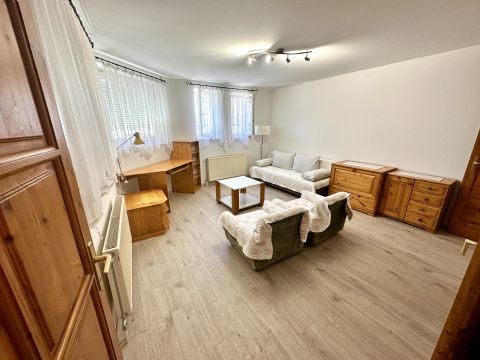 Kiadó Lakás 6000 Kecskemét , Belvárosi bútorozott kis lakás - garázzsal