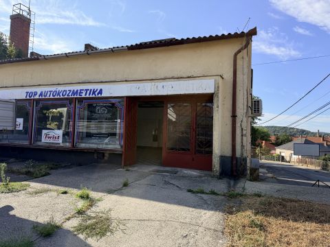 Kiadó Üzlethelyiség 7300 Komló 