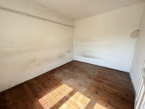 Eladó Ház 2251 Tápiószecső Felújítandó ház a központban, 967 nm-es telekkel.