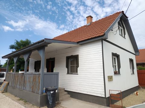 Eladó Ház 2711 Tápiószentmárton , Tápiószentmárton buszforduló közelében eladó 3 szobás tégla építésű ház melléképületekkel.