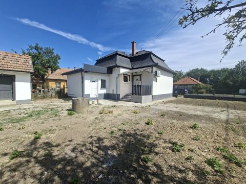 Eladó Ház 2116 Zsámbok , Felújított, azonnal költözhető, hitelezhető ház