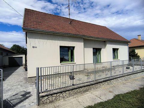 Eladó Ház 9063 Nagybajcs FELÚJÍTOTT 4 SZOBÁS CSALÁDI HÁZ GARÁZZSAL!