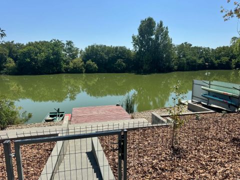 Eladó Ház 5400 Mezőtúr , Medencés, vízparti új építésű 92nm-es, nyaraló, 800nm telken