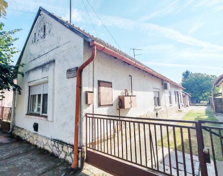 Eladó Ház 7500 Nagyatád , Nagyatádon, a városi strand utcájában eladó ház! 