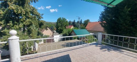 Eladó Ház 1028 Budapest 2. kerület Hidegkúti úton,2 szintes,N+5 hálós ház,nagy telken,autóbeáll
