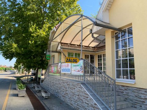 Eladó Üzlethelyiség 2721 Pilis , Állomás közelében