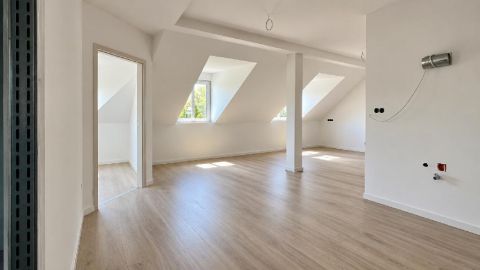 Eladó Lakás 9011 Győr 9024 Győr, Kálvária Galamb sarkán, második emeleti, teljesen felújított, tetőtéri, 3 szobás lakás keresi új tulajdonosát!