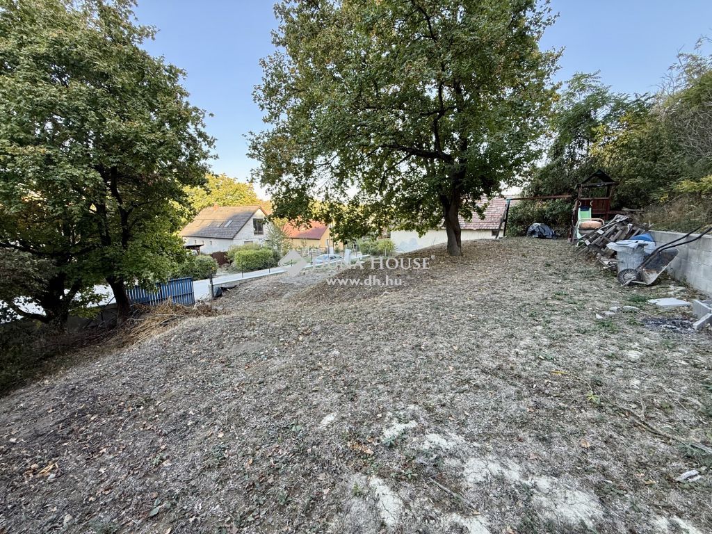 8174 Balatonkenese , Csendes családi házas övezetben — 1/7