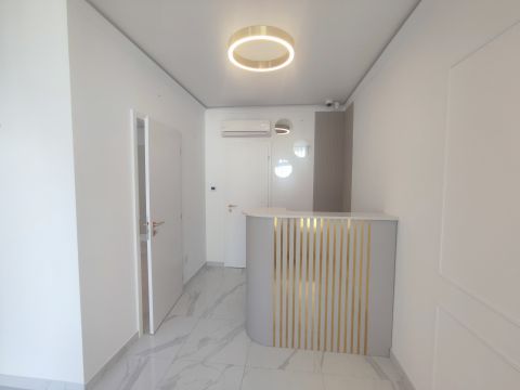 Kiadó Üzlethelyiség 6000 Kecskemét , Rákóczi utca mellett