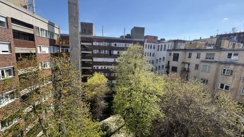 Kiadó Lakás 1075 Budapest 7. kerület Deák térnél-Király utcában erkélyes, bútorozott lakás