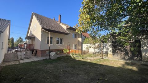 Eladó Ház 9028 Győr , GYŐR SZABADHEGYEN CSALÁDI HÁZ NAGY KERTTEL CSENDES UTCÁBAN