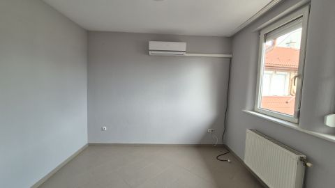 Eladó Iroda 6000 Kecskemét 107nm-es ingatlan, 3 lakás vagy iroda részre bontva.