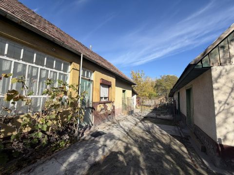Eladó Ház 2371 Dabas , Összközműves, felújítandó családi ház